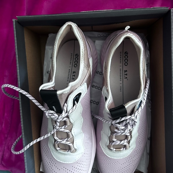 Ecco Trainers - Picture 3 of 5